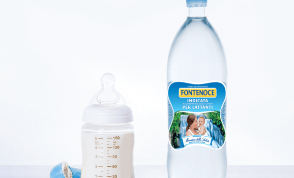 acqua latte artificiale per neonati biberon e bottiglia fontenoce