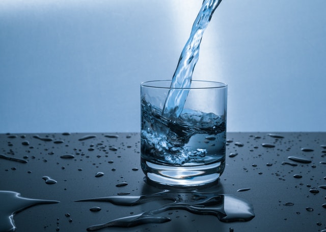 bicchiere con acqua