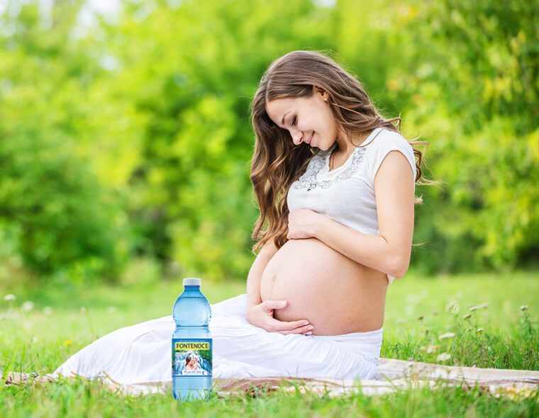 donna in gravidanza con bottiglietta fontenoce