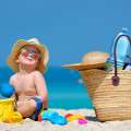 bambino in spiaggia con cappello e bottiglia acqua fontenoce