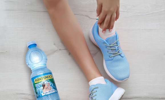 bottiglietta acqua fontenoce e gambe donna
