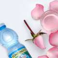 acqua di rose con bottiglia fontenoce