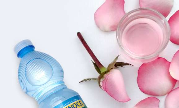 acqua di rose con bottiglia fontenoce