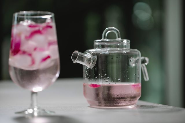 bevanda di acqua di rose in caraffa