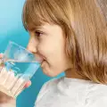 bambino s'idrata con acqua