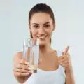 donna con bicchiere acqua per depurarsi
