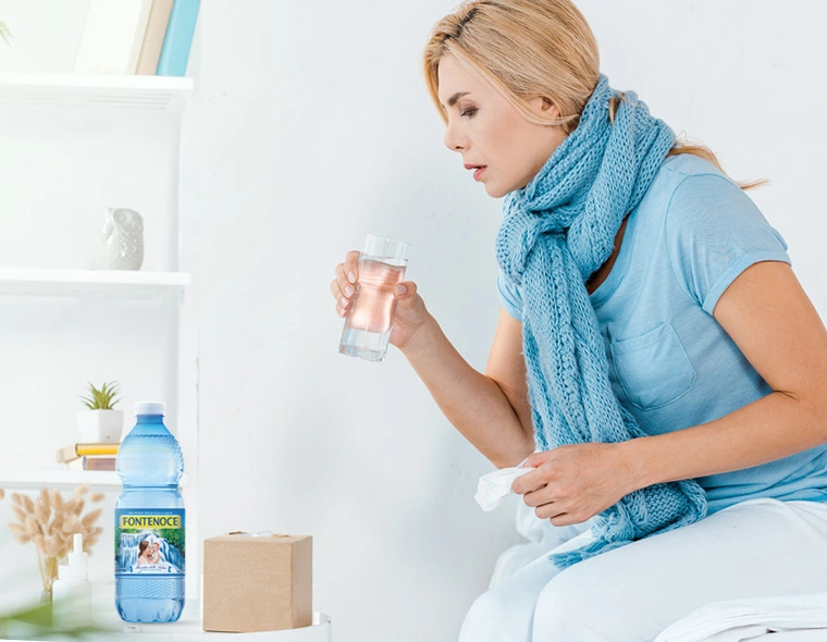 donna beve acqua fontenoce contro raffreddore e mal di gola