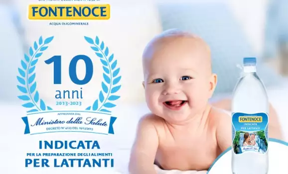 10 anni certificazione Fontenoce acqua lattanti. Bambino con bottiglia Fontenoce linea pediatrica