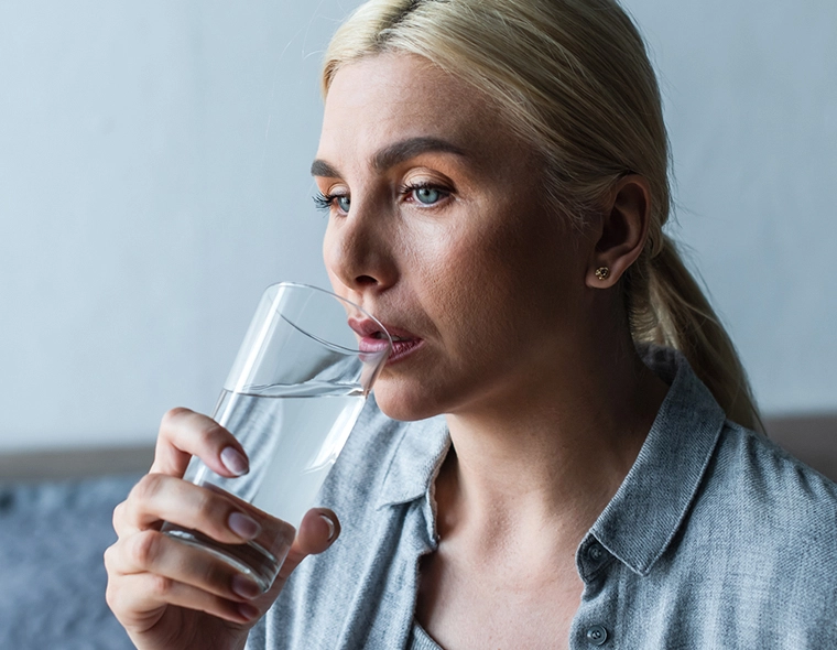 donna beve acqua per ridurre stress