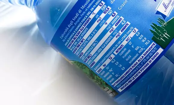 leggere etichetta dell'acqua